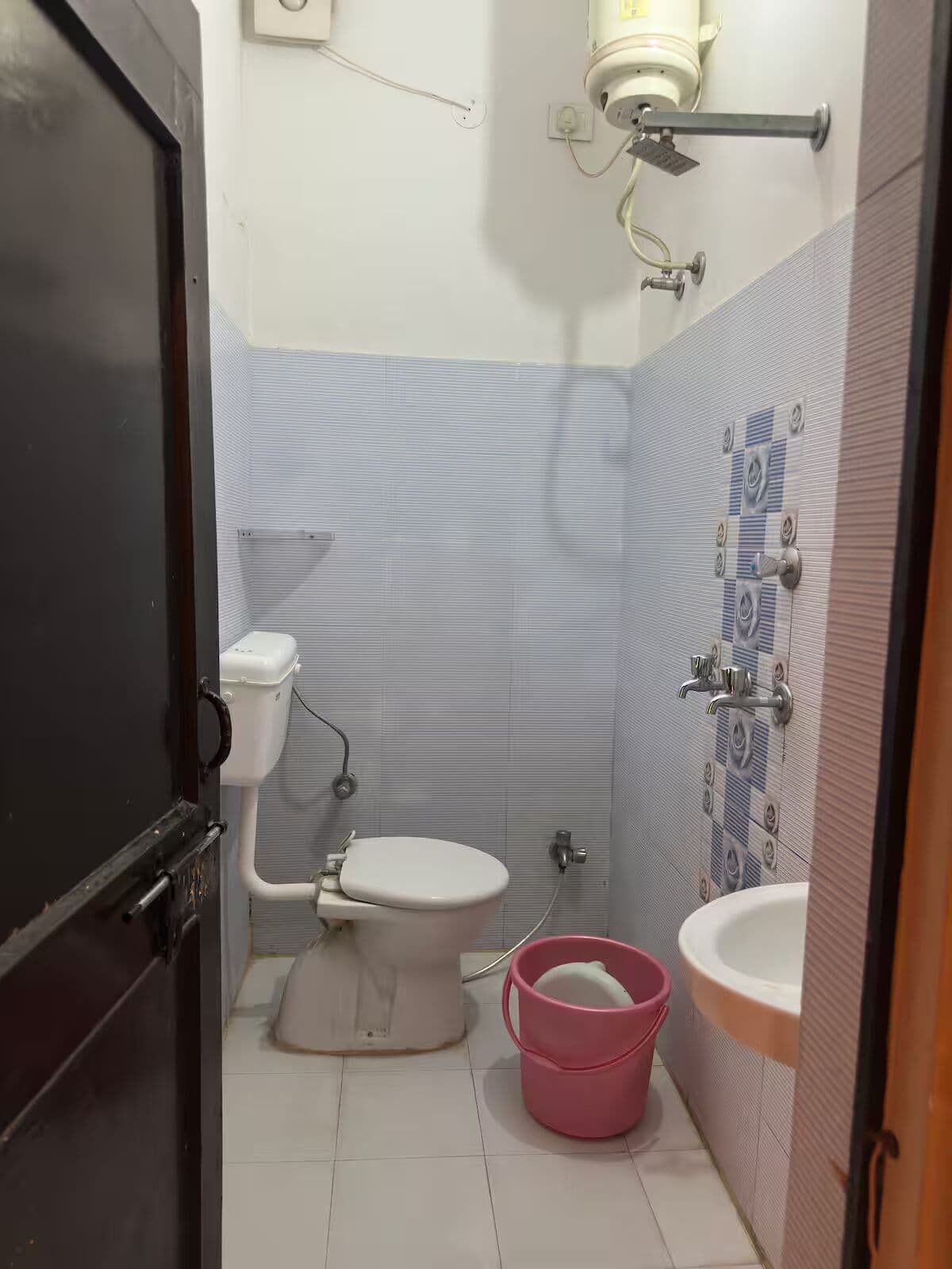 5BHK Villa for Large Groups | Central Jaipur Total bathrooms(6) photo 1