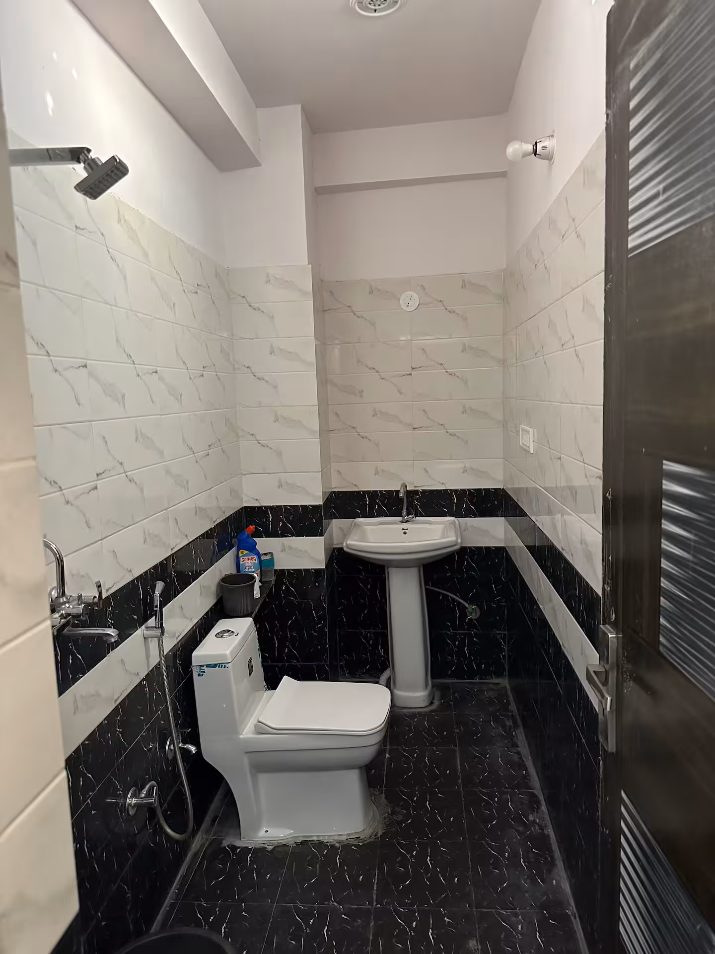 Spacious 4BHK Flat in Central Jaipur | 10 Guests Total bathrooms(4) photo 1