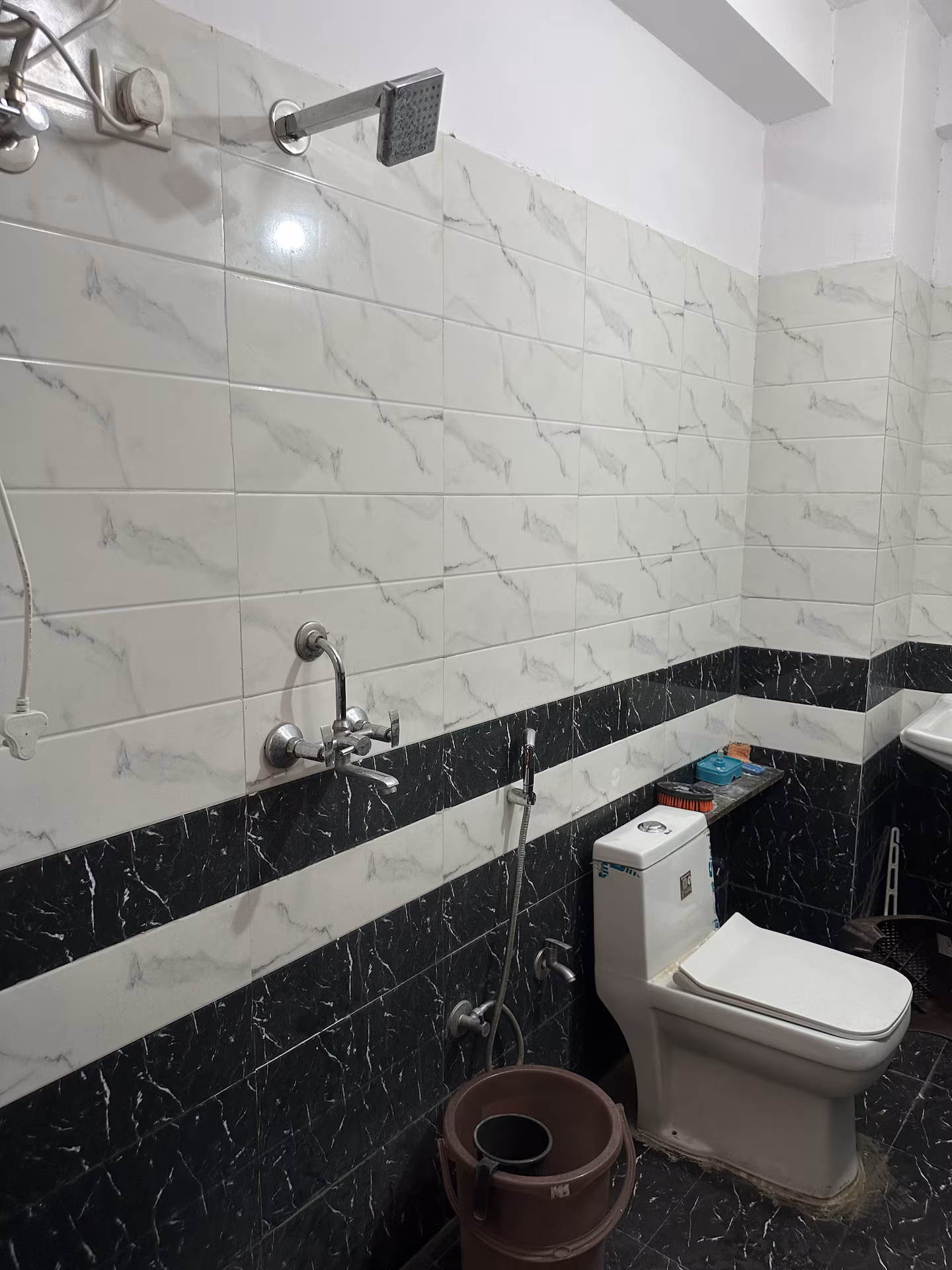 Spacious 4BHK Flat in Central Jaipur | 10 Guests Total bathrooms(4) photo 2