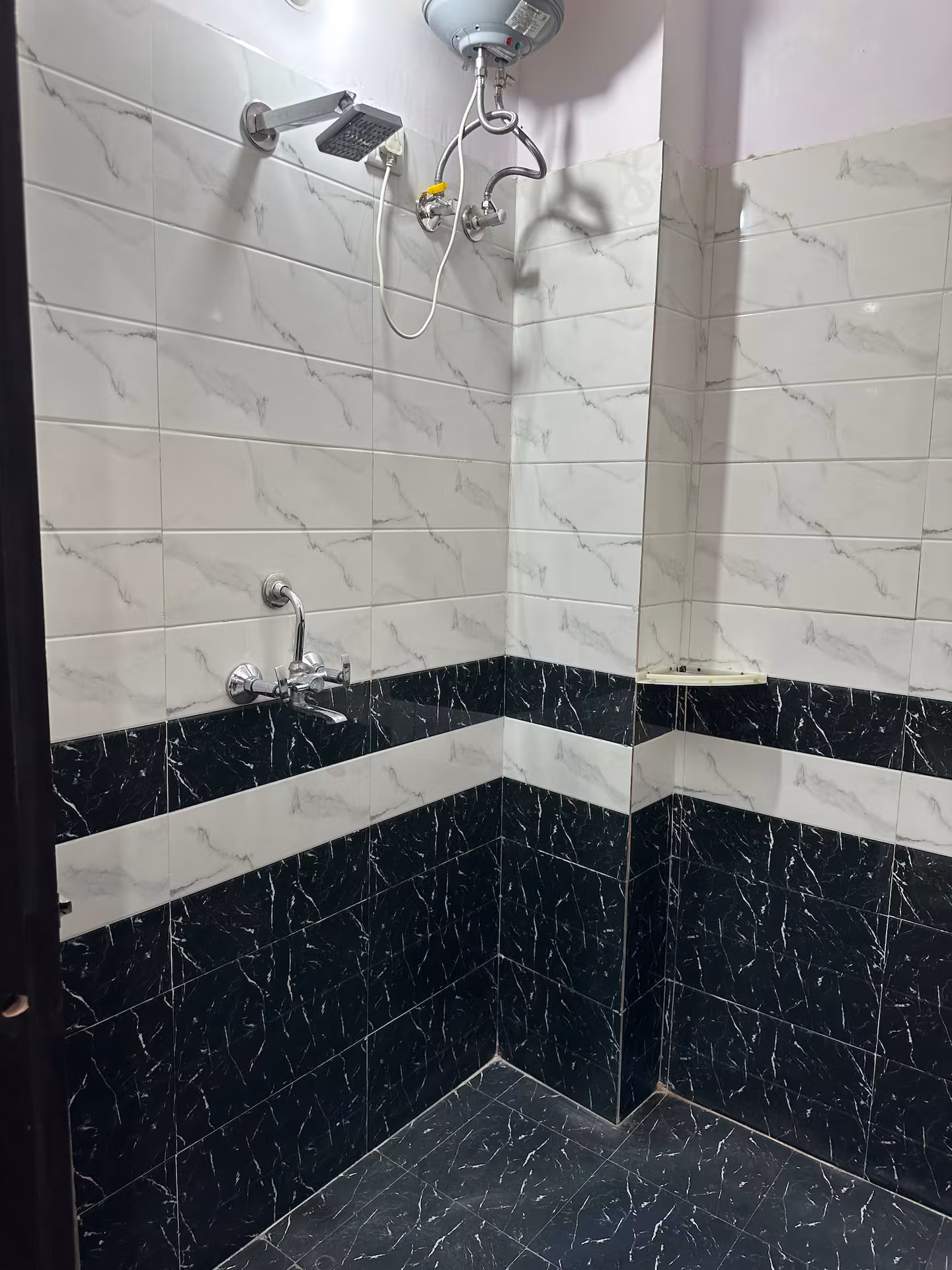 Spacious 4BHK Flat in Central Jaipur | 10 Guests Total bathrooms(4) photo 3