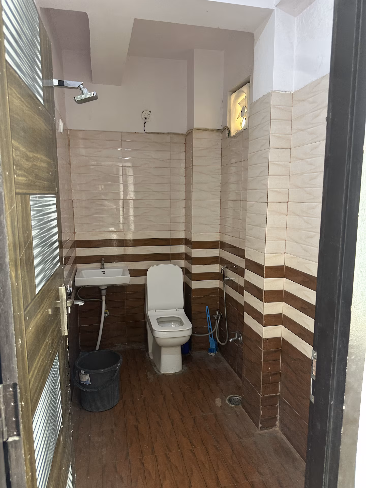Spacious 4BHK Flat in Central Jaipur | 10 Guests Total bathrooms(4) photo 4