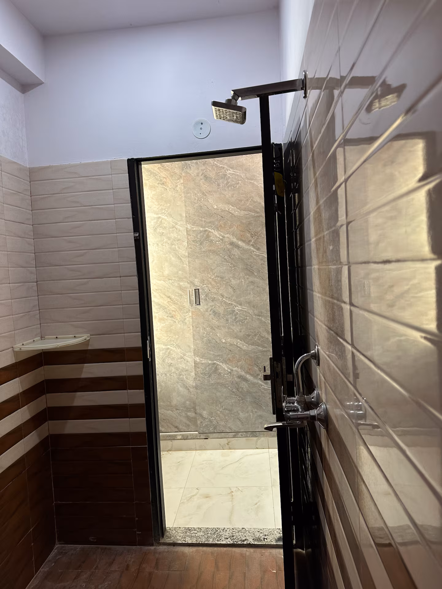 Spacious 4BHK Flat in Central Jaipur | 10 Guests Total bathrooms(4) photo 5