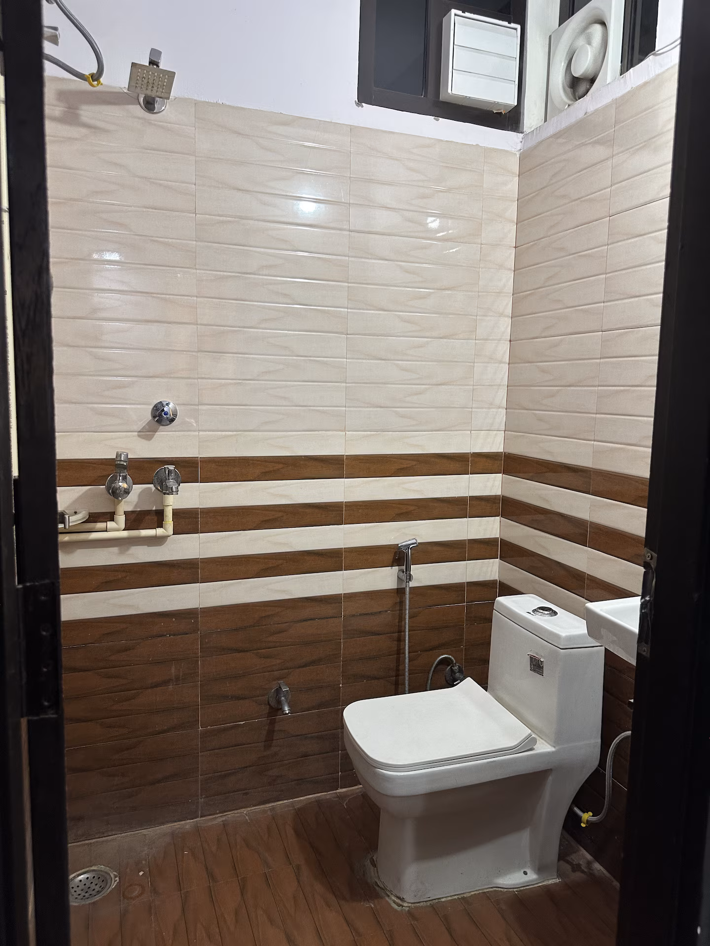 Spacious 4BHK Flat in Central Jaipur | 10 Guests Total bathrooms(4) photo 7