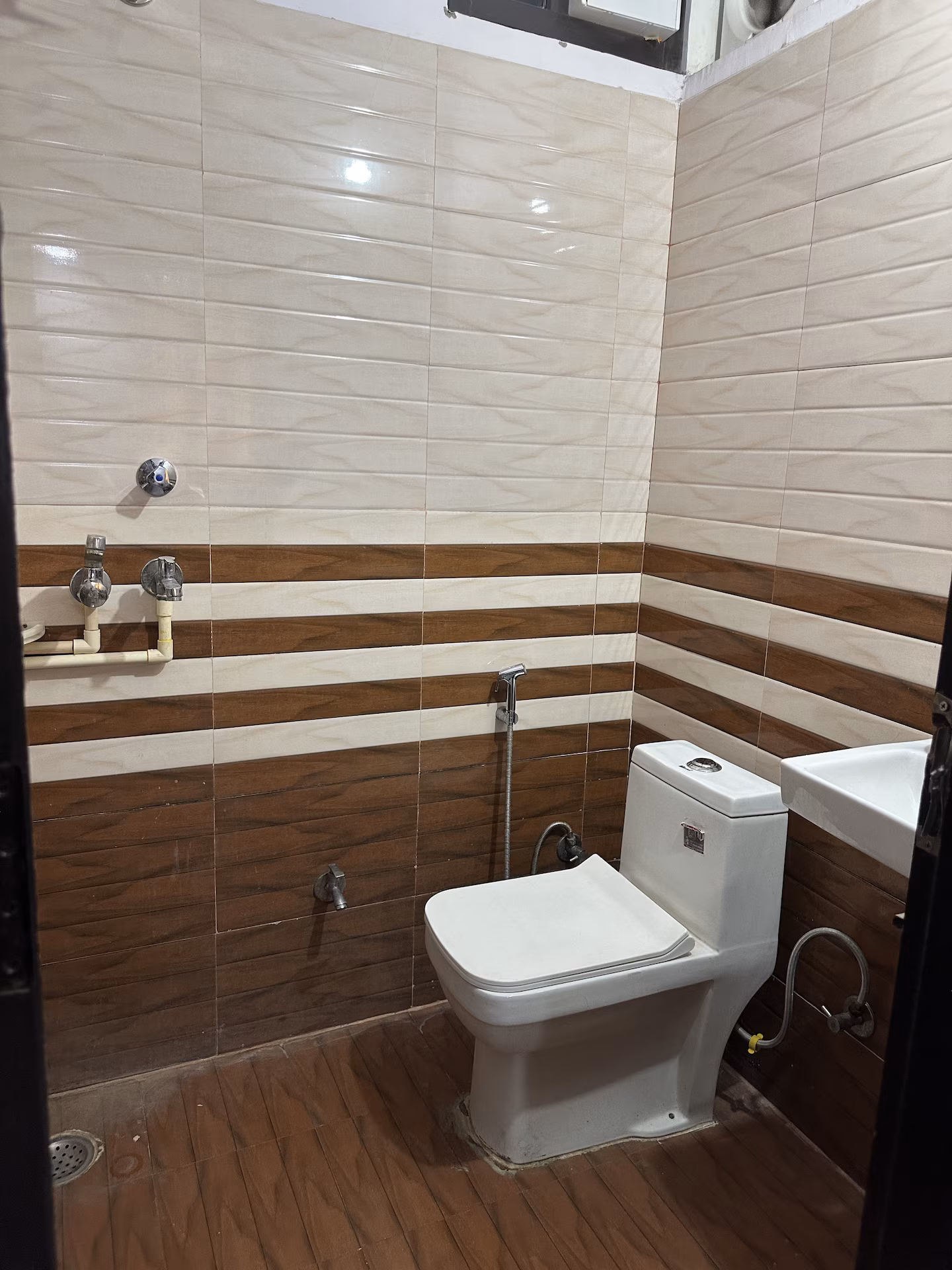 Spacious 4BHK Flat in Central Jaipur | 10 Guests Total bathrooms(4) photo 8